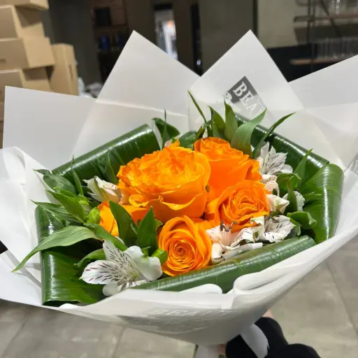 ramo de 6 rosas naranjas con papel coreano